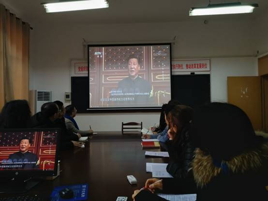 说明: I:\saving\2020年11月至2021年2月\关于组织学习\关于组织观看《为了和平》20201221\台湾素人av
组织全体教职工观看纪录片《为了和平》\台湾素人av
教工第一党支部《为了和平》观看学习开展情况\教工第一党支部组织观看照片集\支部集体观看 1.jpg